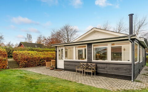 Hjalma - 250M to the Fjord: Architecture, Domicile, Maison, Toit, Chalet, Siding, Porte, Porche, Biens
