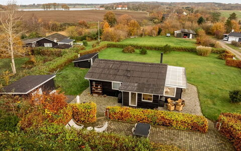 Hjalma - 250M to the Fjord: Maison, Toit, Zone Résidentielle, Domicile, Paysage, Zone Rurale, Chalet, Lot Terre, Plaine, Couverture De Sol