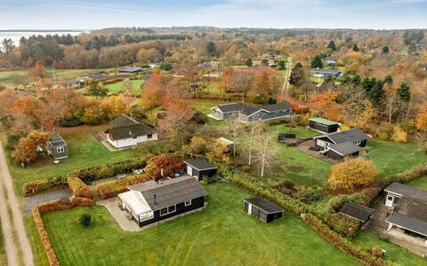 Hjalma - 250M to the Fjord: Vert, Paysage, Zone Résidentielle, Maison, Plaine, Zone Rurale, Toit, Domicile, Vue Du Ciel, Lot Terre