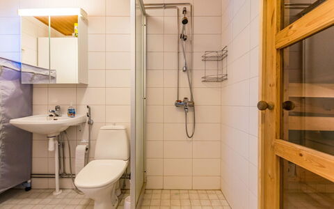 Kotipaljakka A3: Sol, Luminaire Plomberie, Sol, Mur, Bois, Salle De Bains, Design Intérieur, Lavabo, Évier, Plomberie