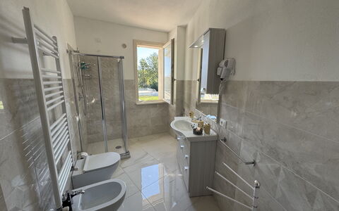 Villa al Glicine Proprietà: Sol, Luminaire Plomberie, Sol, Design Intérieur, Évier, Plomberie, Robinet, Pièce, Tuile, Salle De Bains