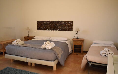 Appartamento la Fontana, Assisi: Meubles, Lit, Chambre, Drap De Lit, Design Intérieur, Literie, Bois, Textile, Sol, Pièce