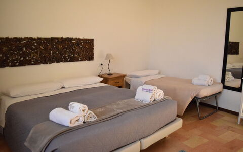 Appartamento la Fontana, Assisi: Lit, Meubles, Chambre, Drap De Lit, Design Intérieur, Literie, Sol, Cadre De Lit, Pièce, Linge