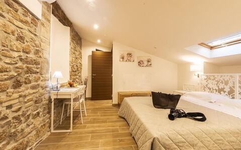 Appartamento la Fontana, Assisi: Design Intérieur, Meubles, Plafond, Chambre, Bois, Sol, Sol, Textile, Lit, Éclairage