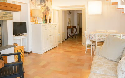 Appartamento la Fontana, Assisi: Meubles, Design Intérieur, Sol, Sol, Bois, Plafond, Pièce, Éclairage, Salon, Canapé