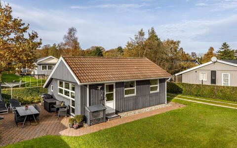 Eugenia - 300M from the Sea: Chalet, Arrière-Cour, Cour, Batiments Jardin, Cabanon, Siding, Mobilier De Jardin, Cabane En Rondins, Structure En Plein Air, Cabane