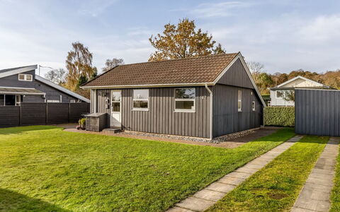 Eugenia - 300M from the Sea: Chalet, Arrière-Cour, Cour, Batiments Jardin, Cabanon, Siding, Mobilier De Jardin, Cabane En Rondins, Structure En Plein Air, Cabane