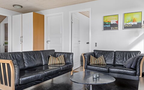 Eugenia - 300M from the Sea: Chalet, Arrière-Cour, Cour, Batiments Jardin, Cabanon, Siding, Mobilier De Jardin, Cabane En Rondins, Structure En Plein Air, Cabane