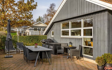 Eugenia - 300M from the Sea: Chalet, Arrière-Cour, Cour, Batiments Jardin, Cabanon, Siding, Mobilier De Jardin, Cabane En Rondins, Structure En Plein Air, Cabane