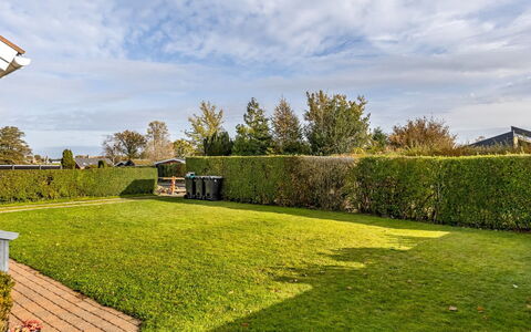 Eugenia - 300M from the Sea: Chalet, Arrière-Cour, Cour, Batiments Jardin, Cabanon, Siding, Mobilier De Jardin, Cabane En Rondins, Structure En Plein Air, Cabane
