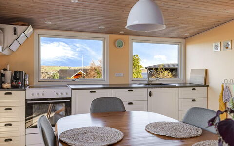 Martti - 200M from the Sea: Meubles, Design Intérieur, Bois, Sol, Plafond, Cuisine, Luminaire, Sol, Domicile, Comptoir