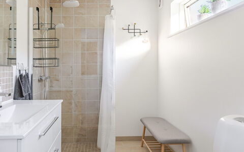 Martti - 200M from the Sea: Sol, Sol, Design Intérieur, Mur, Salle De Bains, Luminaire Plomberie, Armoire De Toilette, Tuile, Plomberie, Pièce