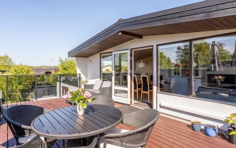 Martti - 200M from the Sea: Meubles, Chaise, Domicile, Table, Table Cuisine Et Salle A Manger, Parquet, Appartement, Dur, Balcon, Tache De Bois