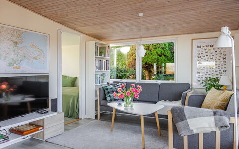 Martti - 200M from the Sea: Meubles, Design Intérieur, Sol, Canapé, Sol, Bois, Salon, Plafond, Pièce, Éclairage