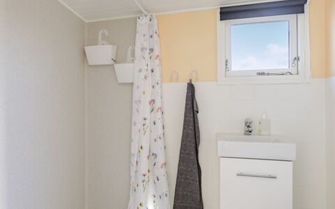 Martti - 200M from the Sea: Mur, Sol, Design Intérieur, Sol, Luminaire Plomberie, Salle De Bains, Pièce, Plomberie, Éclairage, Plafond