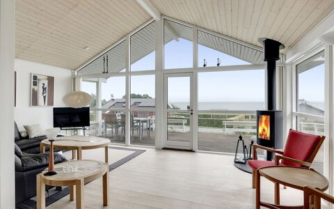 Finn - 100M from the Sea: Bois, Sol, Sol, Plafond, Porche, Domicile, Parquet, Meubles, Salon, Porte