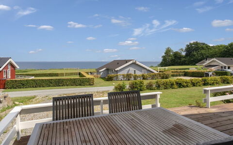 Finn - 100M from the Sea: Domicile, Maison, Toit, Lot Terre, Chalet, Biens, Porche, Pelouse, Ombre, Aménagement Paysager