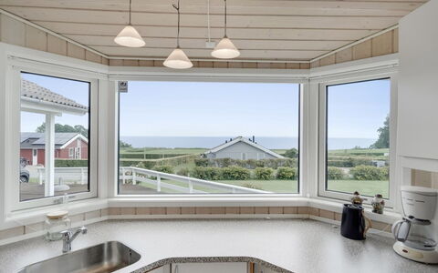 Finn - 100M from the Sea: Plafond, Design Intérieur, Verre, Daylighting, Fenêtre À Guillotine, Tache De Bois, Dur, Cuisine, Luminaire, Comptoir