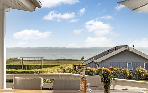 Finn - 100M from the Sea: Chalet, Arrière-Cour, Cour, Batiments Jardin, Cabanon, Siding, Mobilier De Jardin, Cabane En Rondins, Structure En Plein Air, Cabane