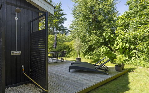 Elaina - 290M from the Sea: Toit, Domicile, Porte, Chalet, Ombre, Siding, Cour, Biens, Arrière-Cour