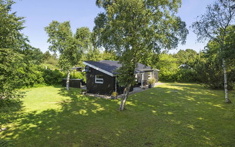 Elaina - 290M from the Sea: Toit, Domicile, Porte, Chalet, Ombre, Siding, Cour, Biens, Arrière-Cour