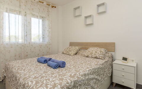 Barcelona: Lit, Meubles, Design Intérieur, Chambre, Literie, Sol, Mur, Sol, Drap De Lit, Bois