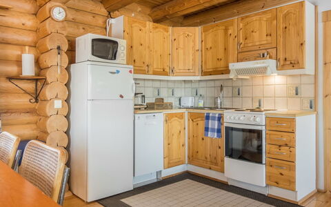 Kultaranta Ii: Bois, Cuisine, Plafond, Cabinetry, Domicile, Comptoir, Chalet, Tache De Bois, Principaux Appliance, Placard