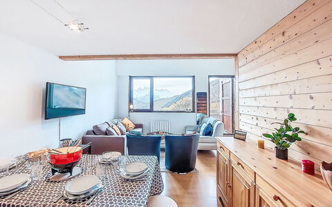 La Combe des Ours: Meubles, Design Intérieur, Plafond, Pièce, Sol, Sol, Canapé, Chaise, Dur, Tache De Bois