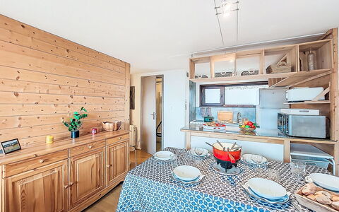 La Combe des Ours: Meubles, Bois, Design Intérieur, Sol, Pièce, Cuisine, Sol, Domicile, Chaise, Tache De Bois