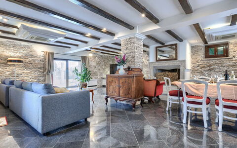 Golden Roots: Meubles, Plafond, Sol, Design Intérieur, Chaise, Mur De Pierre, Table Cuisine Et Salle A Manger, Matériau Naturel, Salon, Tuile