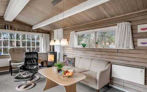 Leandra - 11Km from the Sea: Bois, Design Intérieur, Meubles, Plafond, Domicile, Canapé, Salon, Pièce, Chaise