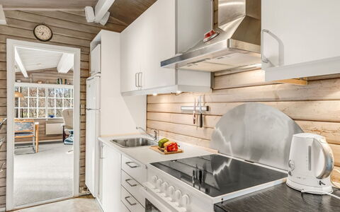 Leandra - 11Km from the Sea: Bois, Cuisine, Comptoir, Design Intérieur, Sol, Principaux Appliance, Appareil De Cuisine, Domicile, Plafond, Meubles