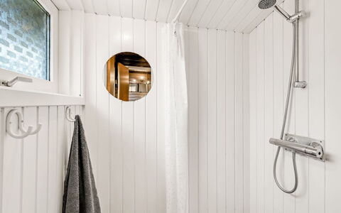 Leandra - 11Km from the Sea: Luminaire Plomberie, Design Intérieur, Plomberie, Plafond, Salle De Bains, Luminaire, Robinet, Tuile