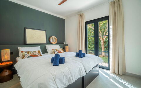 Can Popi: Meubles, Design Intérieur, Chambre, Lit, Plafond, Literie, Drap De Lit, Pièce, Domicile, Sol