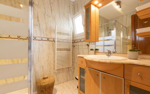 Vita: Luminaire Plomberie, Design Intérieur, Sol, Lavabo, Bois, Comptoir, Sol, Évier, Armoire De Toilette, Salle De Bains