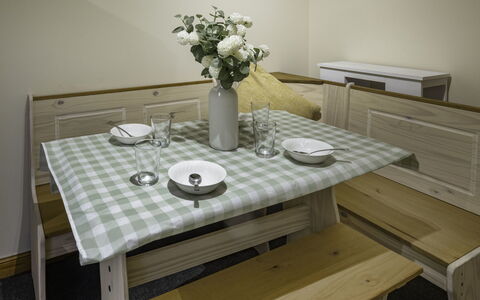 Pitgaveny Apartment: Meubles, Bois, Table, Sol, Design Intérieur, Sol, Table Cuisine Et Salle A Manger, Chaise, Salle À Manger, Pièce