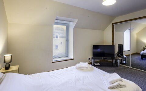 Pitgaveny Apartment: Plafond, Chambre, Lit, Literie, Drap De Lit, Oreiller, Daylighting, Suite, Hôtel, Cadre De Lit