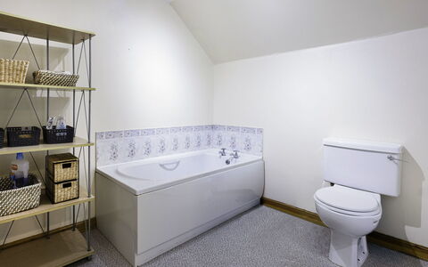 Pitgaveny Apartment: Sol, Sol, Design Intérieur, Baignoire, Luminaire Plomberie, Salle De Bains, Plafond, Plomberie, Domicile, Pièce