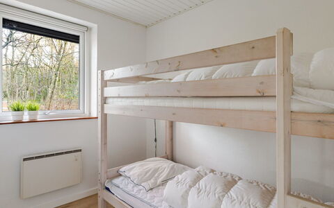 Gildo - 30Km from the Sea: Bois, Chambre, Lit, Domicile, Literie, Drap De Lit, Tache De Bois, Cadre De Lit, Appartement, Dur
