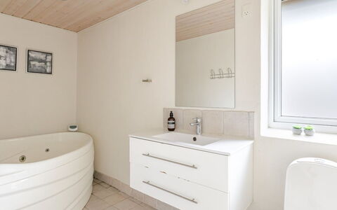 Gildo - 30Km from the Sea: Sol, Luminaire Plomberie, Sol, Design Intérieur, Salle De Bains, Mur, Bois, Plafond, Lavabo, Évier