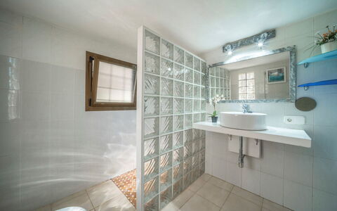 Sa Torreta: Mur, Design Intérieur, Sol, Plafond, Sol, Luminaire Plomberie, Pièce, Luminaire, Salle De Bains, Appartement