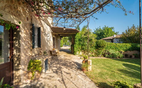 Ca Na Canta: Arbuste, Maison, Zone Résidentielle, Domicile, Chalet, Zone Rurale, Jardin, Arrière-Cour, Ombre