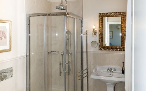 Alina Villa: Salle De Bains, Luminaire Plomberie, Design Intérieur, Évier, Sol, Lavabo, Robinet, Sol, Plomberie, Domicile