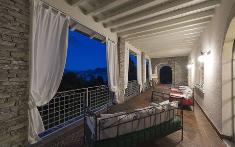 Alina Villa: Meubles, Sol, Sol, Chaise, Plafond, Balcon, Villa, Mobilier De Jardin, Hôtel, Eco Hôtel
