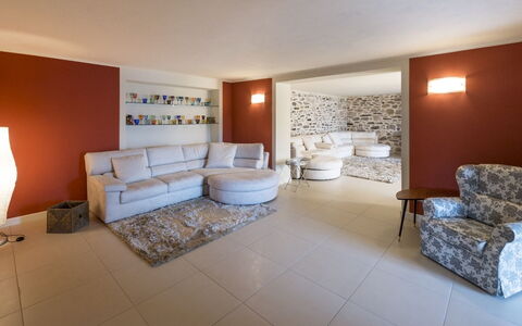 Alina Villa: Meubles, Design Intérieur, Sol, Sol, Mur, Plafond, Pièce, Canapé, Bois, Salon