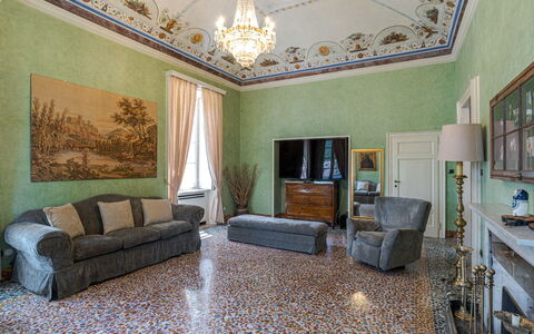 Gallietta: Mur, Sol, Design Intérieur, Sol, Meubles, Plafond, Éclairage, Pièce, Salon, Tapis