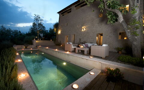 Asolina Villa: Mur, Piscine, Architecture, Mobilier De Jardin, Composite, Domicile, Pot De Fleur, Biens, Caractéristique De L'Eau, Cour