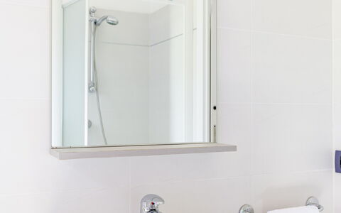 Villa Altavista: Lavabo, Design Intérieur, Luminaire Plomberie, Mur, Salle De Bains, Évier, Robinet, Miroir, Sol, Plomberie