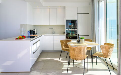 Nerja View Free Sauna and Spa: Meubles, Design Intérieur, Sol, Sol, Cuisine, Comptoir, Cabinetry, Bois, Chaise, Plafond