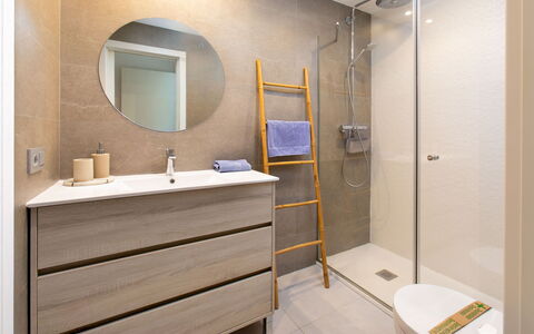 Nerja View Free Sauna and Spa: Sol, Sol, Design Intérieur, Bois, Armoire De Toilette, Luminaire Plomberie, Cabinetry, Toilette, Salle De Bains, Meubles